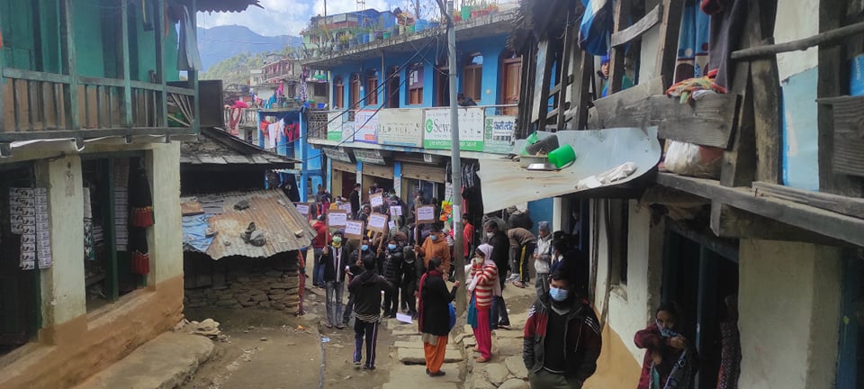 नागरिक समाज बाजुराद्धारा विद्युत प्राधिकरणको कार्यालयमा तालाबन्दी (भिडीयाे सहित)