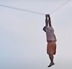 चङ्गा उडाउन खोज्दा आफैं ३० फिटमाथि उडे, भाइरल बन्‍यो भिडियो