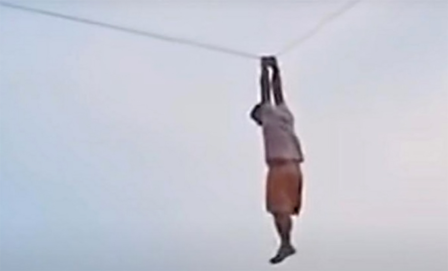 चङ्गा उडाउन खोज्दा आफैं ३० फिटमाथि उडे, भाइरल बन्‍यो भिडियो