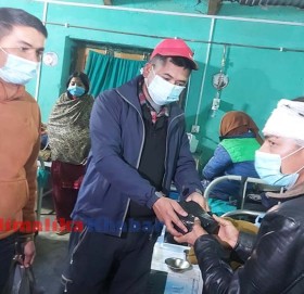 प्रेस सेन्टर नेपाल बाजुराको १८ औँ स्थापना दिवसमा बिरामीलाई फलफुल वितरण