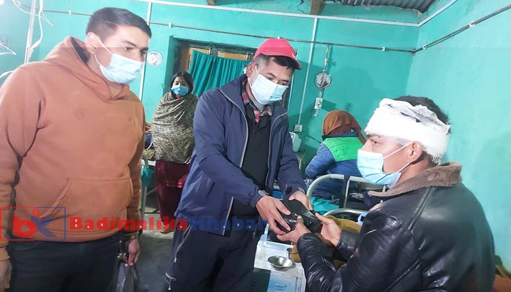 प्रेस सेन्टर नेपाल बाजुराको १८ औँ स्थापना दिवसमा बिरामीलाई फलफुल वितरण