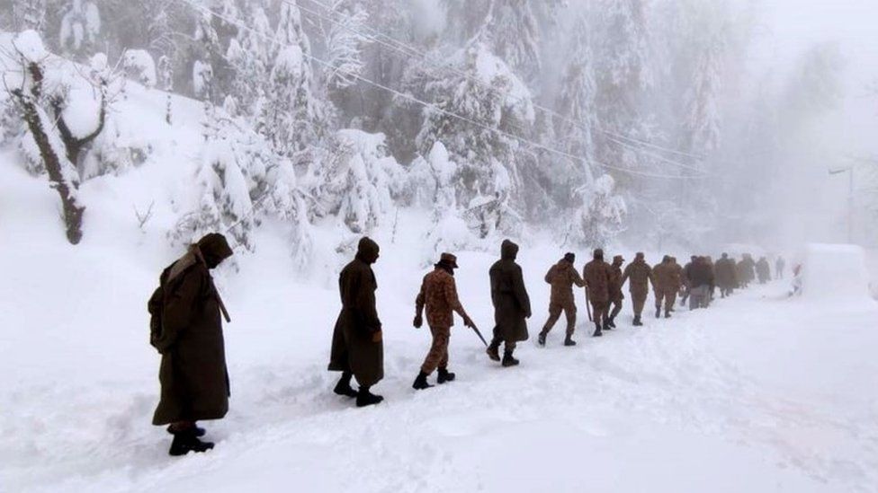 पाकिस्तानको भारी हिमपातमा परि २२ जनाको मृत्यु