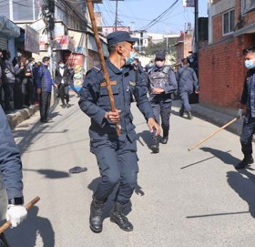 परीक्षा हलमा संक्रमितलाई सँगै राखिएको भन्दै विद्यार्थी आन्दोलित, प्रहरीद्वारा लाठीचार्ज