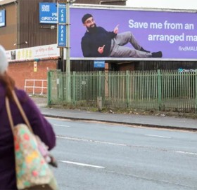 सहरभरि होर्डिङ बोर्ड राखेर युवकको गुहार : मलाई मागी बिहेबाट जोगाऊ