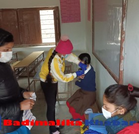 बाजुरामा उत्साहका साथ कोरोना बिरुद्धको खोप लगाउदै बिद्यार्थी