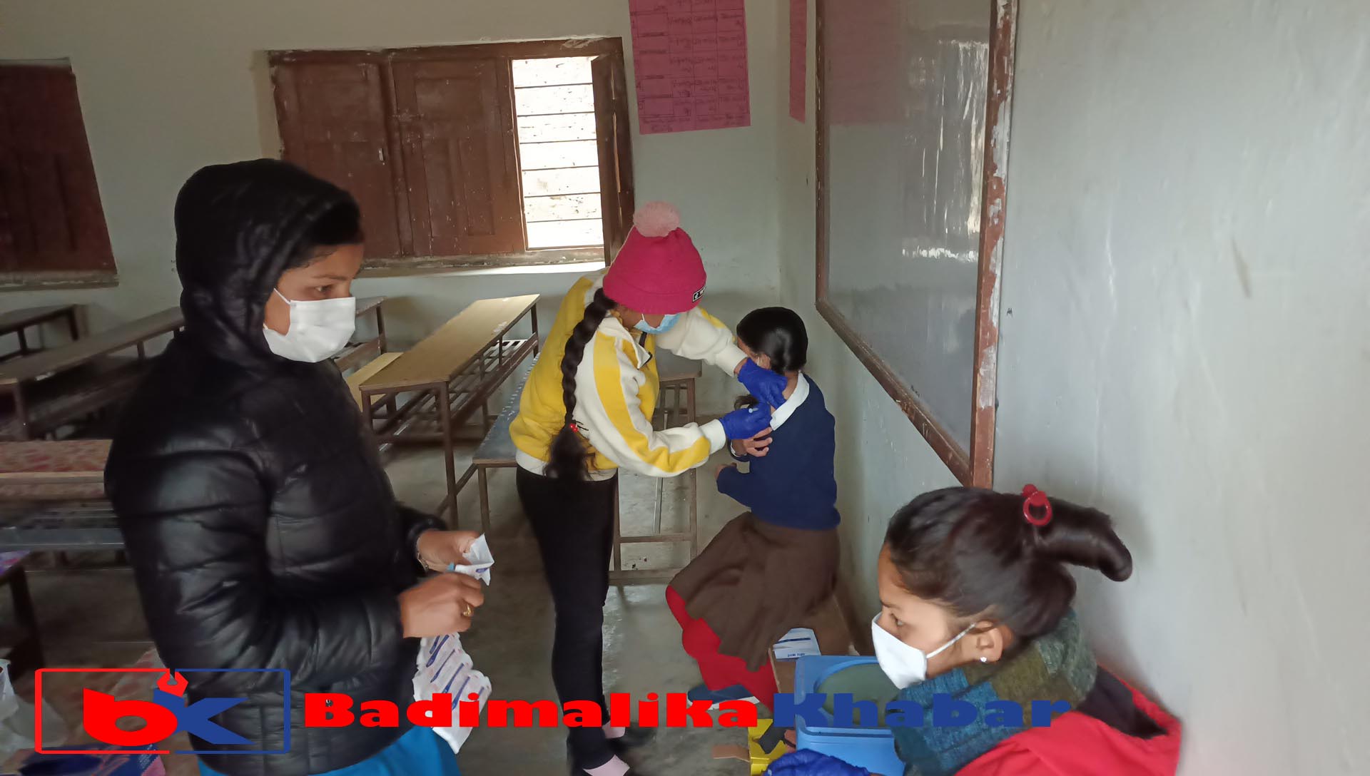 बाजुरामा उत्साहका साथ कोरोना बिरुद्धको खोप लगाउदै बिद्यार्थी