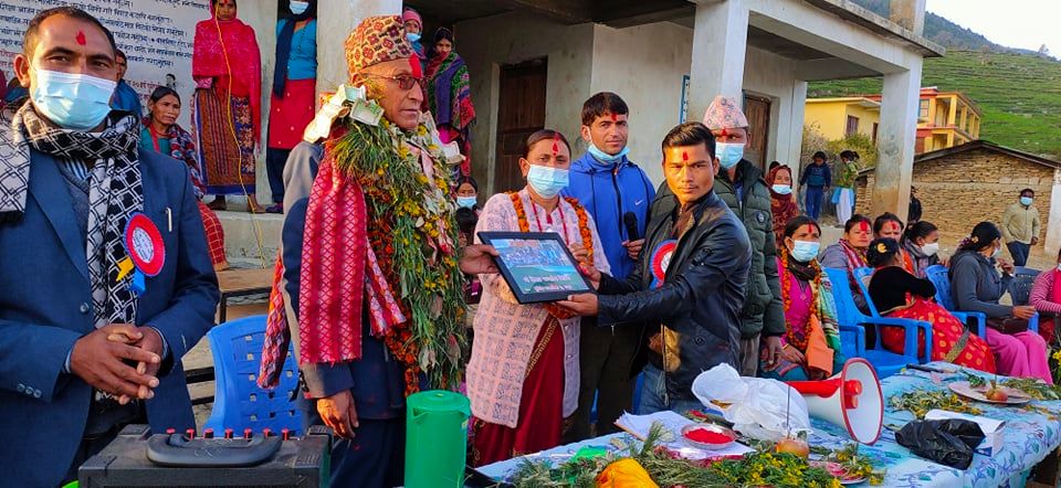 ४० बर्ष सेवा गरेका प्रअ शाहको बिदाइमा रोएको बिद्यालय