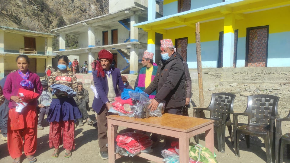 बडिमालिकाका चार वटा बिद्यालयका ६५ बिद्यार्थीहरुलाई जकेट बितरण