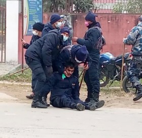 धनगढीमा एमाले कार्यकर्ता र प्रहरीबीच झडप हुँदा इन्सपेक्टर घाइते