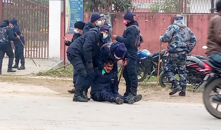 धनगढीमा एमाले कार्यकर्ता र प्रहरीबीच झडप हुँदा इन्सपेक्टर घाइते