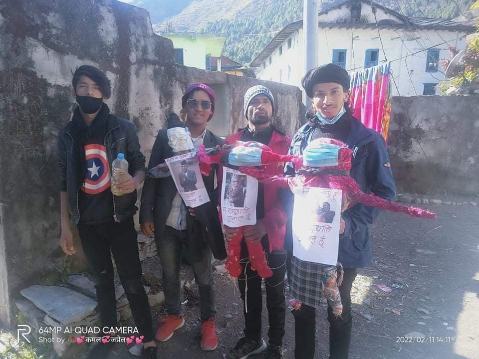 एमसिसीको बिराेधमा युवा संगठन बझाङले जलायो पुत्ला