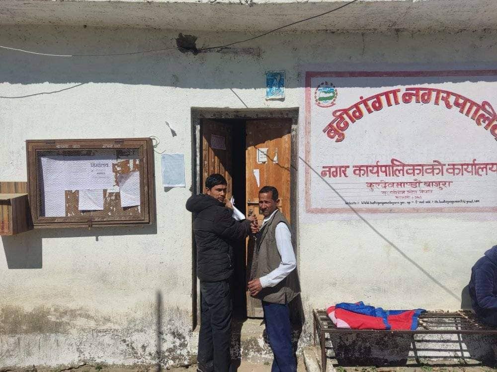 बुढिगंगा नगरपालिकामा लगाएको ताला ४ दिनपछि खुल्यो