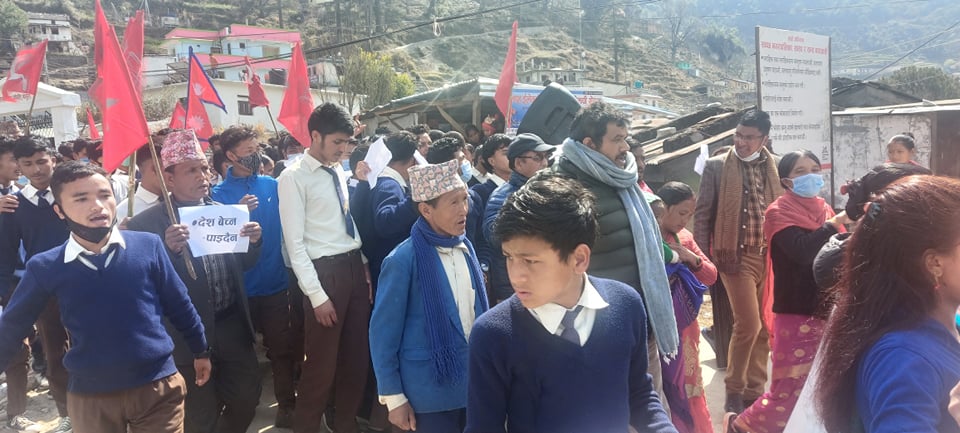 पढाई छाडेर एमसिसीको विरोधमा  विद्यार्थी प्रयाेग