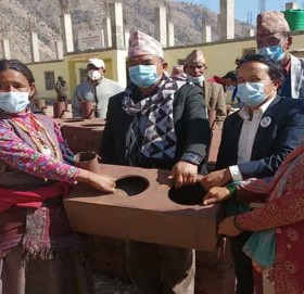 हिमाली गाउँपालिकाद्धारा फलामे चुलो  वितरण