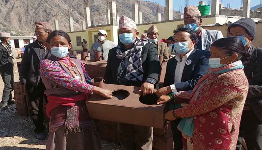हिमाली गाउँपालिकाद्धारा फलामे चुलो  वितरण