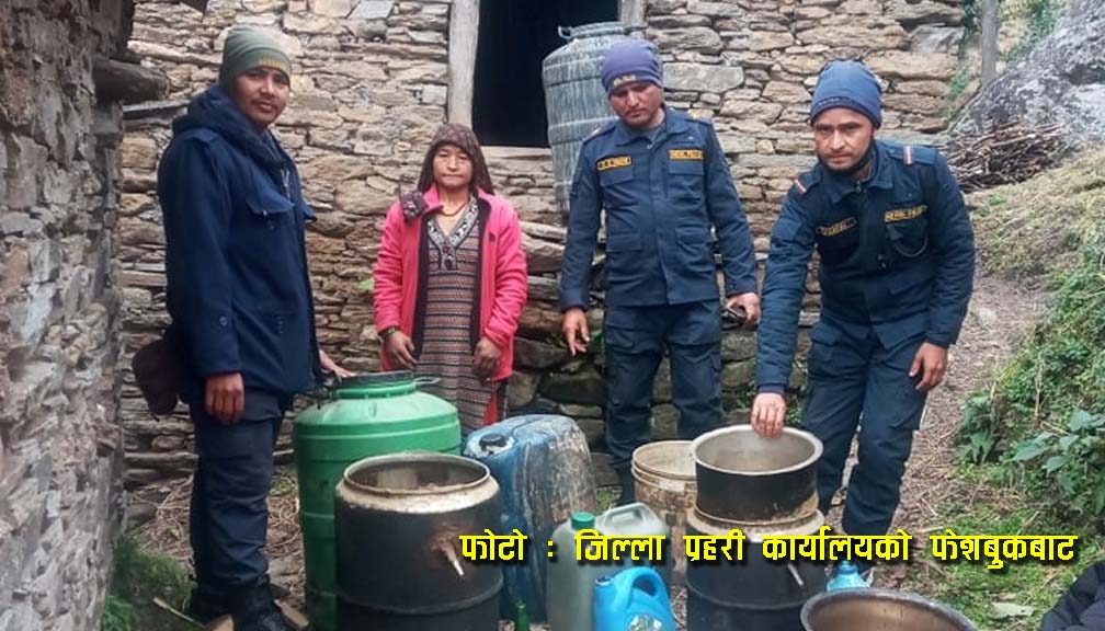 बाजुरामा प्रहरीद्धारा ४५ लिटर अबैध मदिरा नष्ट