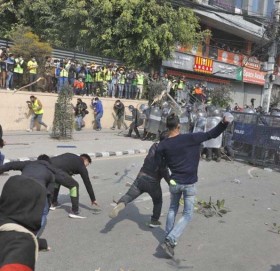 नेपाली जनता एमसिसी बिरुद्ध लड्दैँ:नेता भने भोट माग्न गाउँ भित्रिदैँ