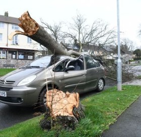 बेलायतमा शक्तिशाली आँधीका कारण जनजीवन अस्तव्यस्त, तीनको मृत्यु