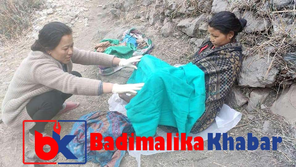 बाटोमै बच्चा जन्माउदै बाजुराका आमा