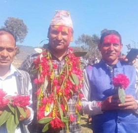 खप्तडछेडेदह १ का एमाले बाट निर्वाचित वडाध्यक्ष रावल काँग्रेसमा प्रवेश