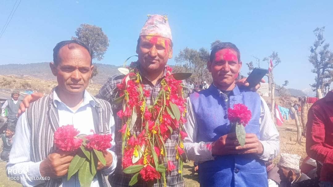 खप्तडछेडेदह १ का एमाले बाट निर्वाचित वडाध्यक्ष रावल काँग्रेसमा प्रवेश