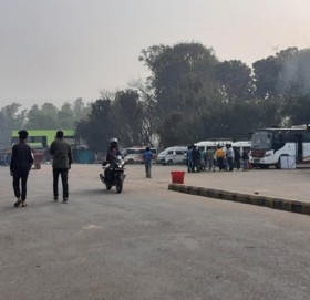 निजी गाडीले यात्रु बोकेको विरोधमा सार्वजनिक यातायात बन्द