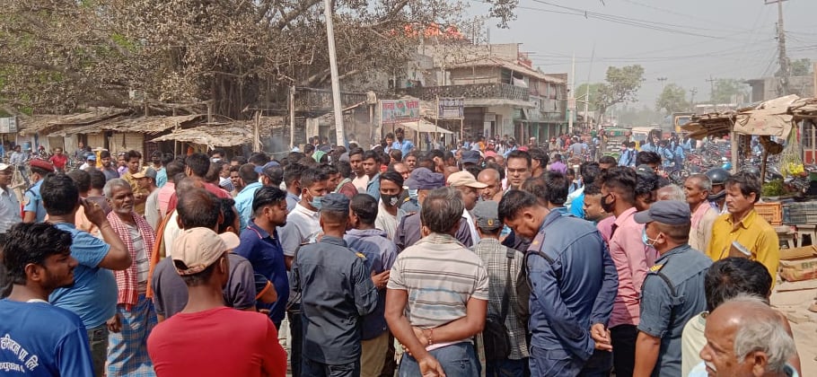 पान पसलमा आगो लागेको विषयमा धनुषामा प्रहरी र व्यापारीबीच झडप