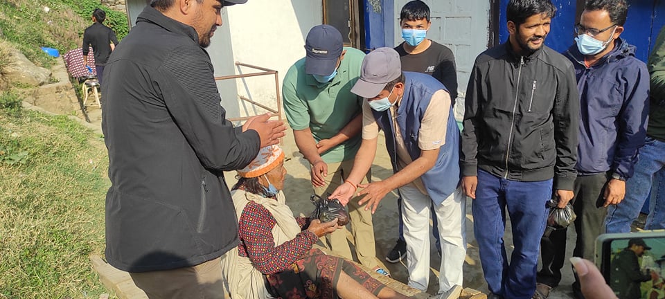 पत्रकार महासंघको ६७ औँ स्थापना दिवसको अवसरमा बाजुरा शाखाद्धारा फलफुल बितरण