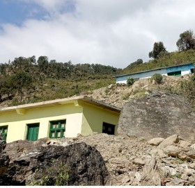 बाजुराको दुःख : स्वास्थ्य संस्थाका भवन हेर्दै, बुटी चपाउँदै