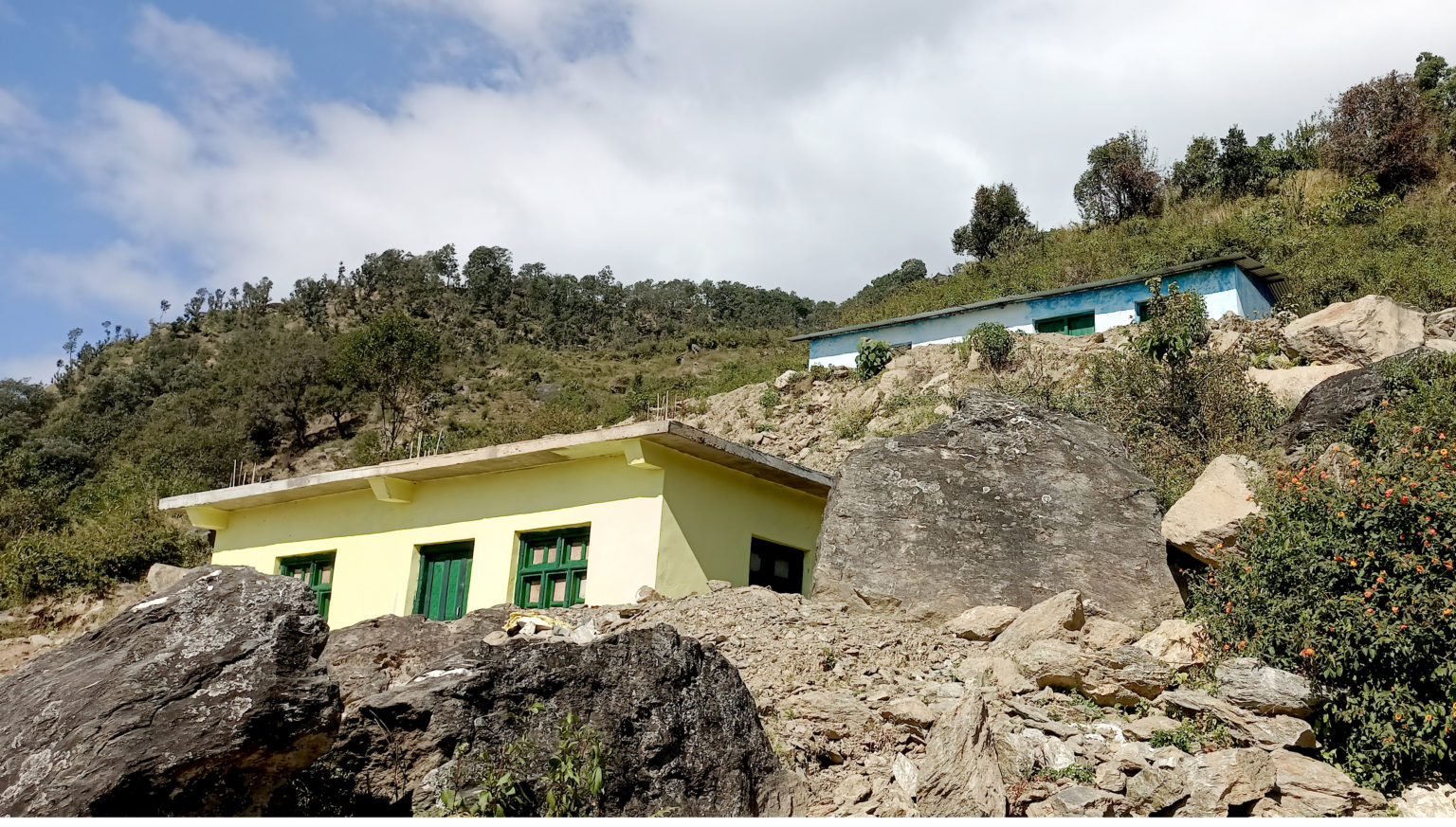 बाजुराको दुःख : स्वास्थ्य संस्थाका भवन हेर्दै, बुटी चपाउँदै