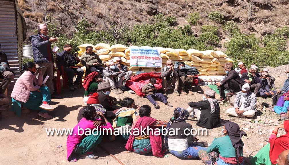 स्वामिकार्तिक गाउँपालिकामा ९५ परिवारलाई राहत बितरण