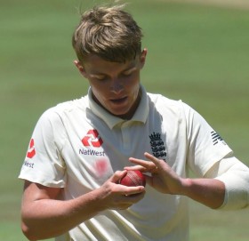 क्रिकेटको नियम परिवर्तन : अब बलरले बलमा थुक लगाउन नपाउने