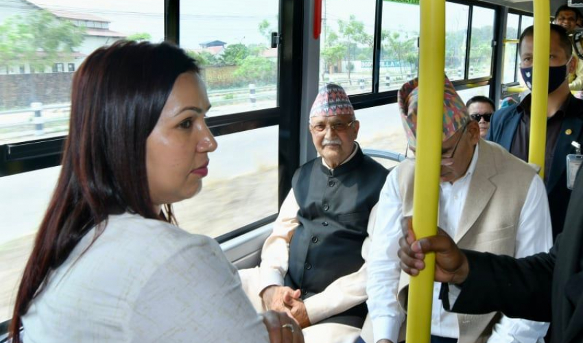 एमाले अध्यक्ष ओली विद्युतीय बस चढेर लुम्बिनी