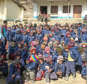 ढम्कनेकाे सरस्वती बिद्यालयका १ सय ६५ बिद्यार्थीलाई न्यानो लुगा सहयोग