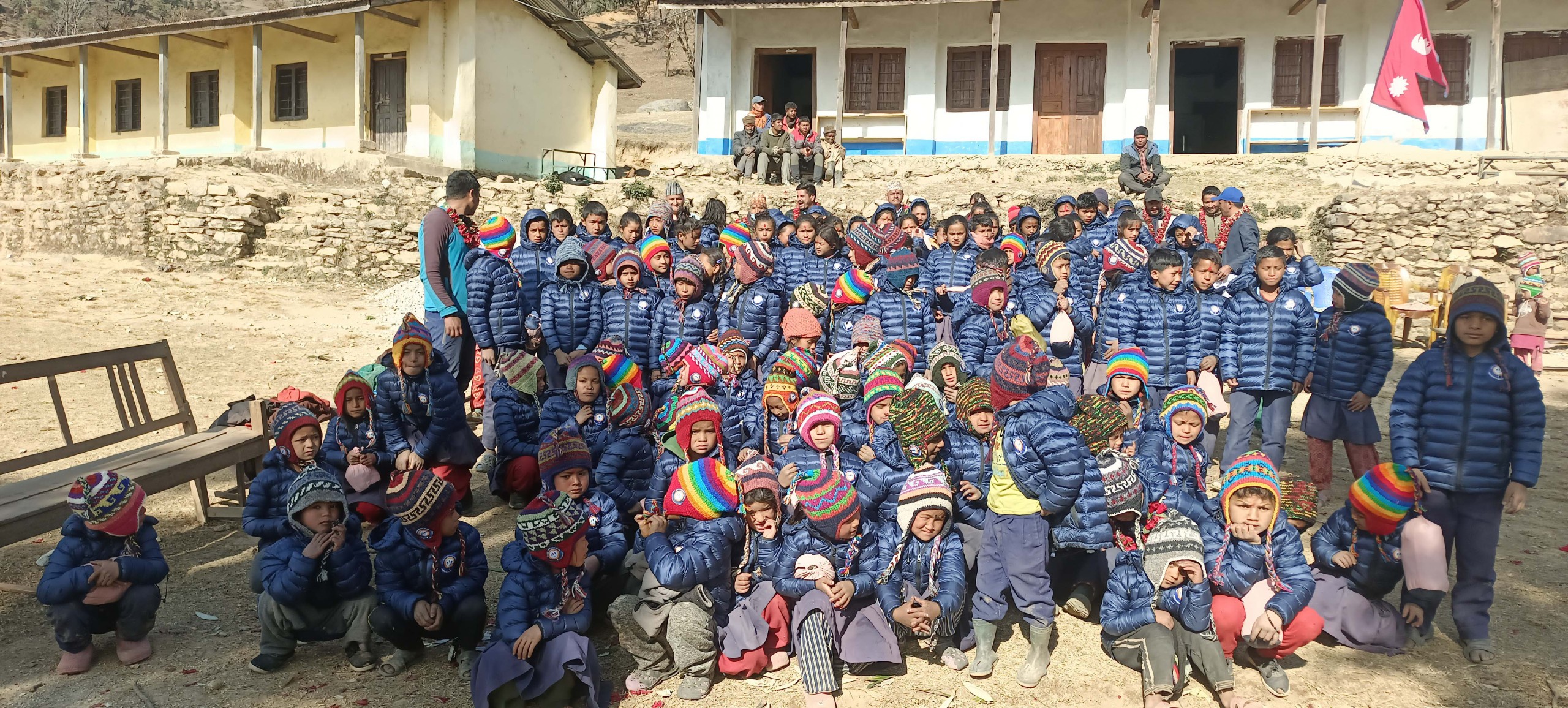 ढम्कनेकाे सरस्वती बिद्यालयका १ सय ६५ बिद्यार्थीलाई न्यानो लुगा सहयोग