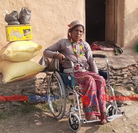 मेरुदण्ड भाँच्चिएकि सुन्तलालाई खाद्यन्न र व्हीलचेयर सहयोग