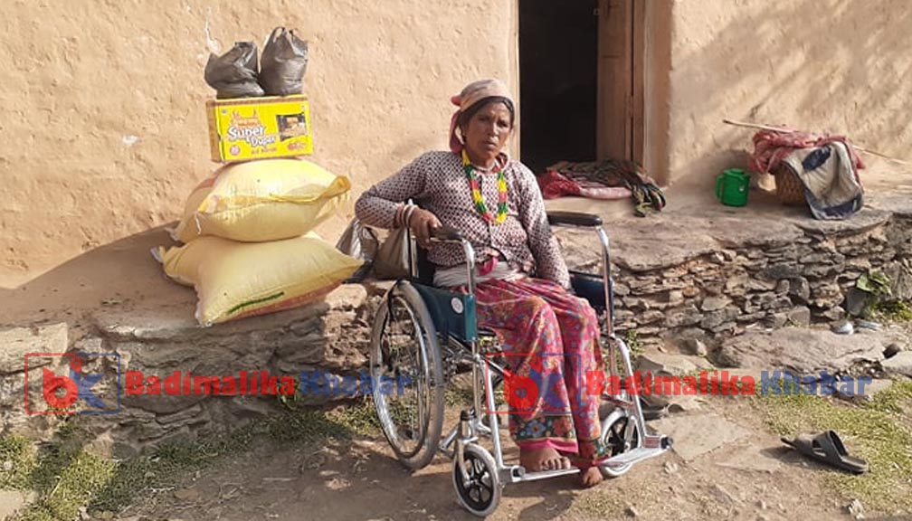 मेरुदण्ड भाँच्चिएकि सुन्तलालाई खाद्यन्न र व्हीलचेयर सहयोग