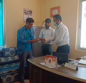 अस्पताल बाजुराका कर्मचारीले मिनाको उपचारमा आर्थिक सहयोग
