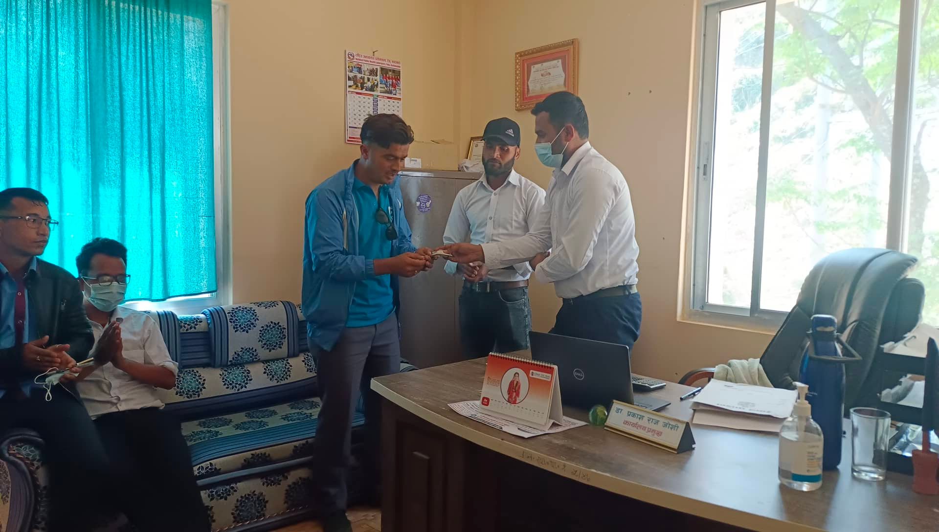 अस्पताल बाजुराका कर्मचारीले मिनाको उपचारमा आर्थिक सहयोग