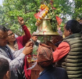 चैते दशैंको अवसमा मार्तडी बजार ब्यबस्थापन समितिद्धारा बडिमालिका मन्दिरमा घण्ट चढाए