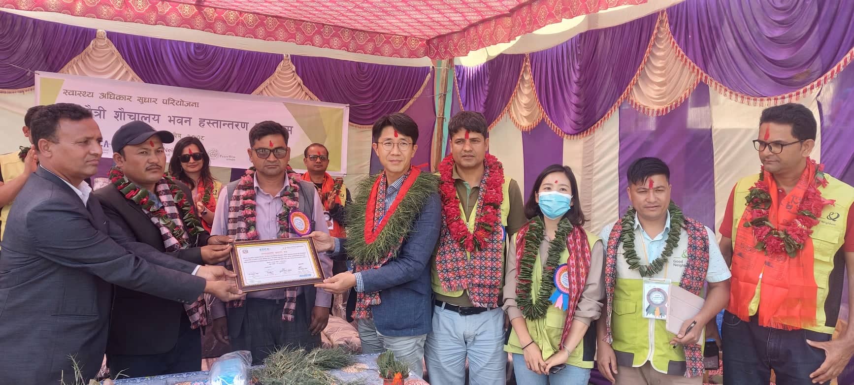 स्वास्थ्य अधिकार सुधार परियोजनाद्धारा निर्माण गरिएका शौचालय बिद्यालयलाई हस्तान्तरण