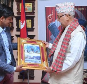 केपी शर्मा ओलीलाई बडिमालीका र बुढीनन्दाको तस्वीर उपहार