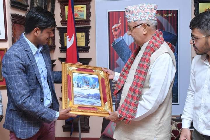 केपी शर्मा ओलीलाई बडिमालीका र बुढीनन्दाको तस्वीर उपहार