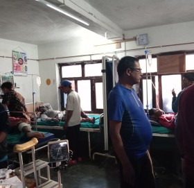 बाजुरामा काफल खाने क्रममा रूख ढल्दा रुखमा चढेका ७ जना बालक घाइते