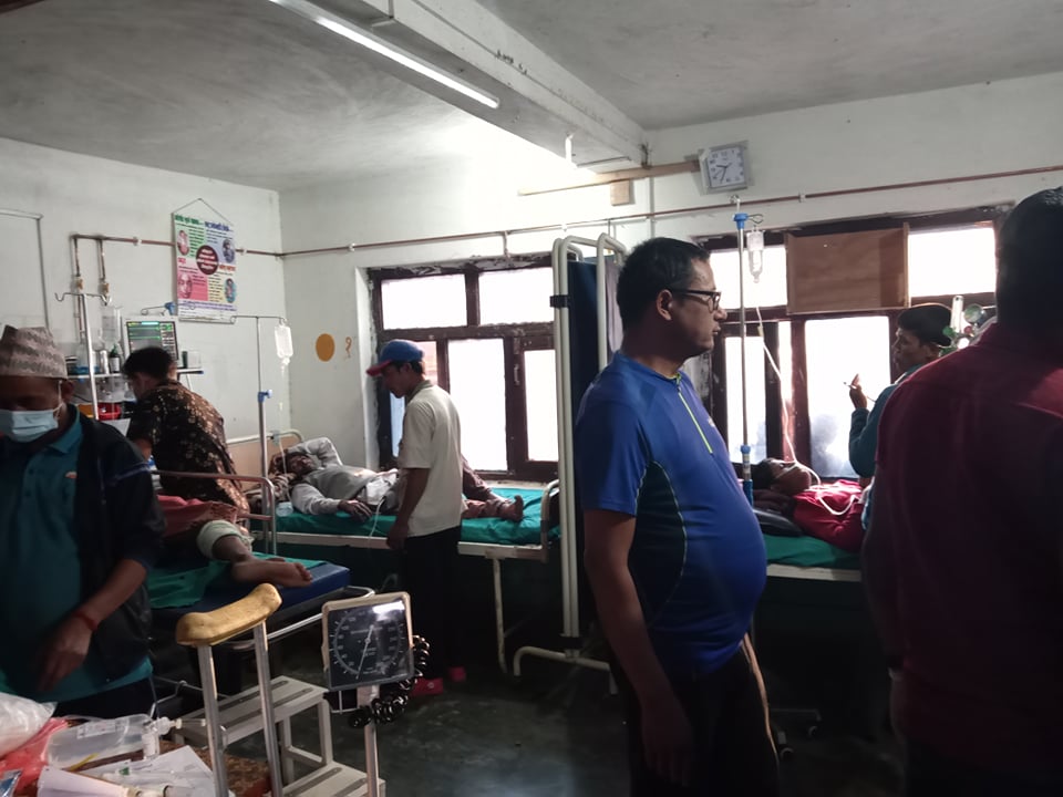 बाजुरामा काफल खाने क्रममा रूख ढल्दा रुखमा चढेका ७ जना बालक घाइते