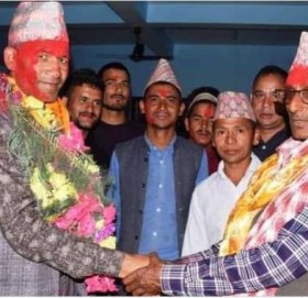 मुख्य निर्वाचन अधिकृतकाे कार्यालयमा जयपृथ्वीका प्रमुख प्रतिस्पर्धीले हात मिलाय