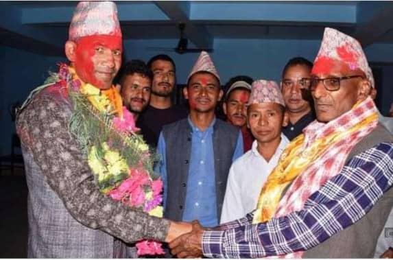 मुख्य निर्वाचन अधिकृतकाे कार्यालयमा जयपृथ्वीका प्रमुख प्रतिस्पर्धीले हात मिलाय