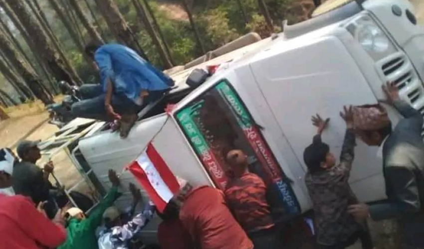 नेपाली काँग्रेसका कार्यकर्ता बोकेको जिप दुर्घटना