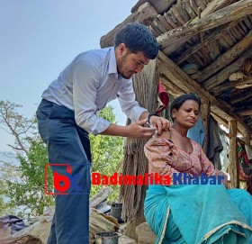 घरमै पुगेर कोरोना बिरुद्धको खोप लगाउदै स्वास्थ्यकर्मी