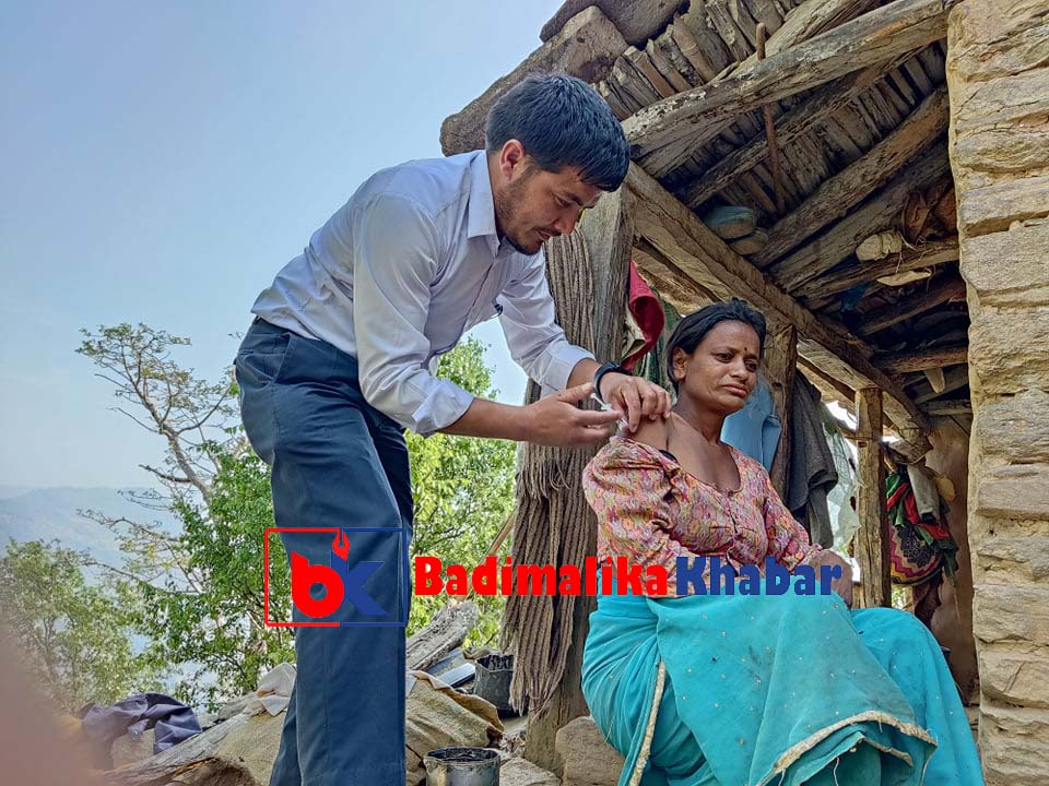 घरमै पुगेर कोरोना बिरुद्धको खोप लगाउदै स्वास्थ्यकर्मी